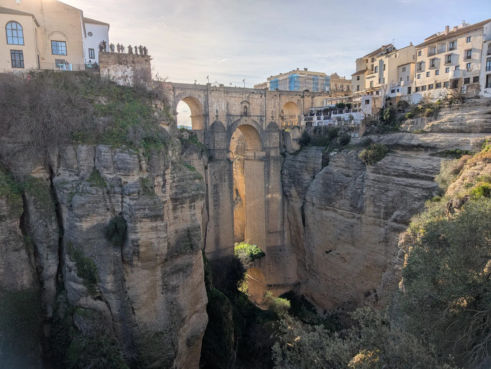 Altstadt und Brücke über der Schlucht