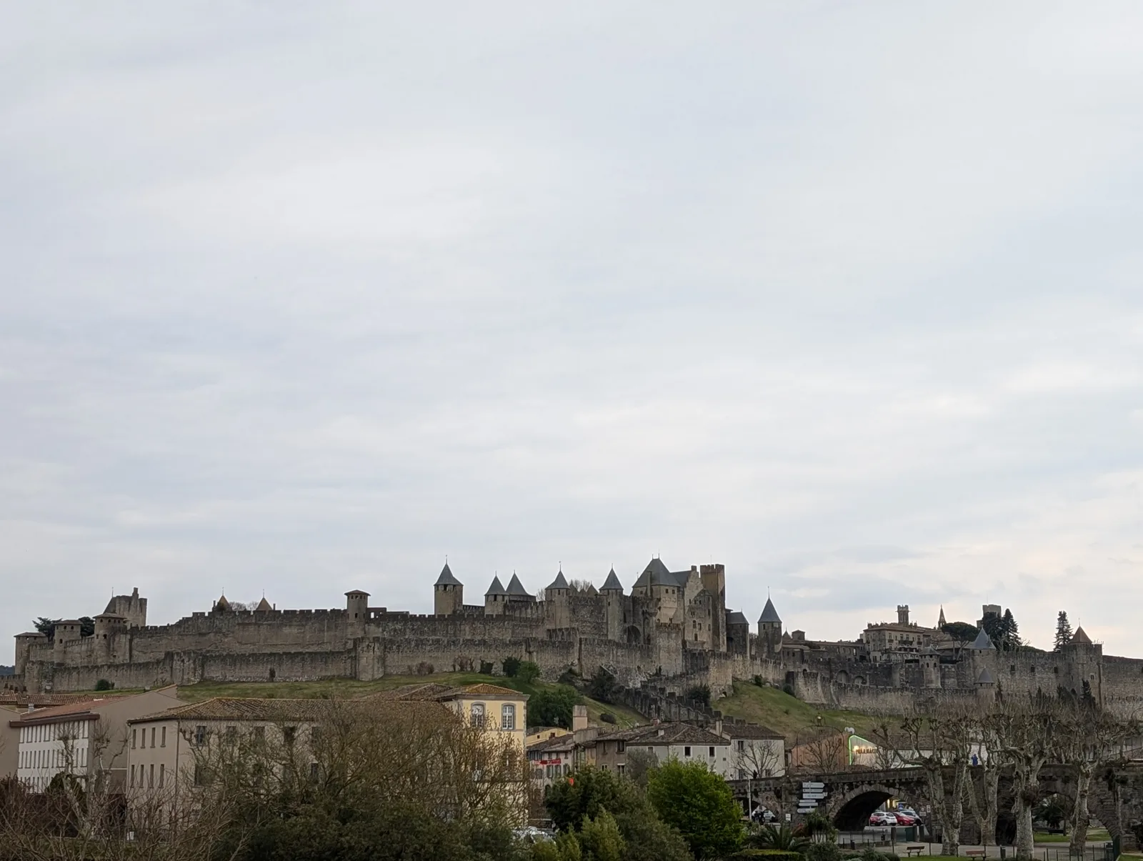 Blick auf eine mittelalterliche Festungsstadt
