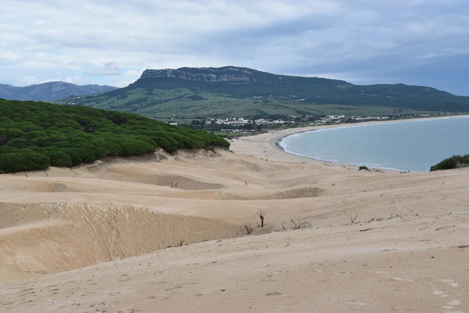 Sanddüne und Bucht vor Bergen