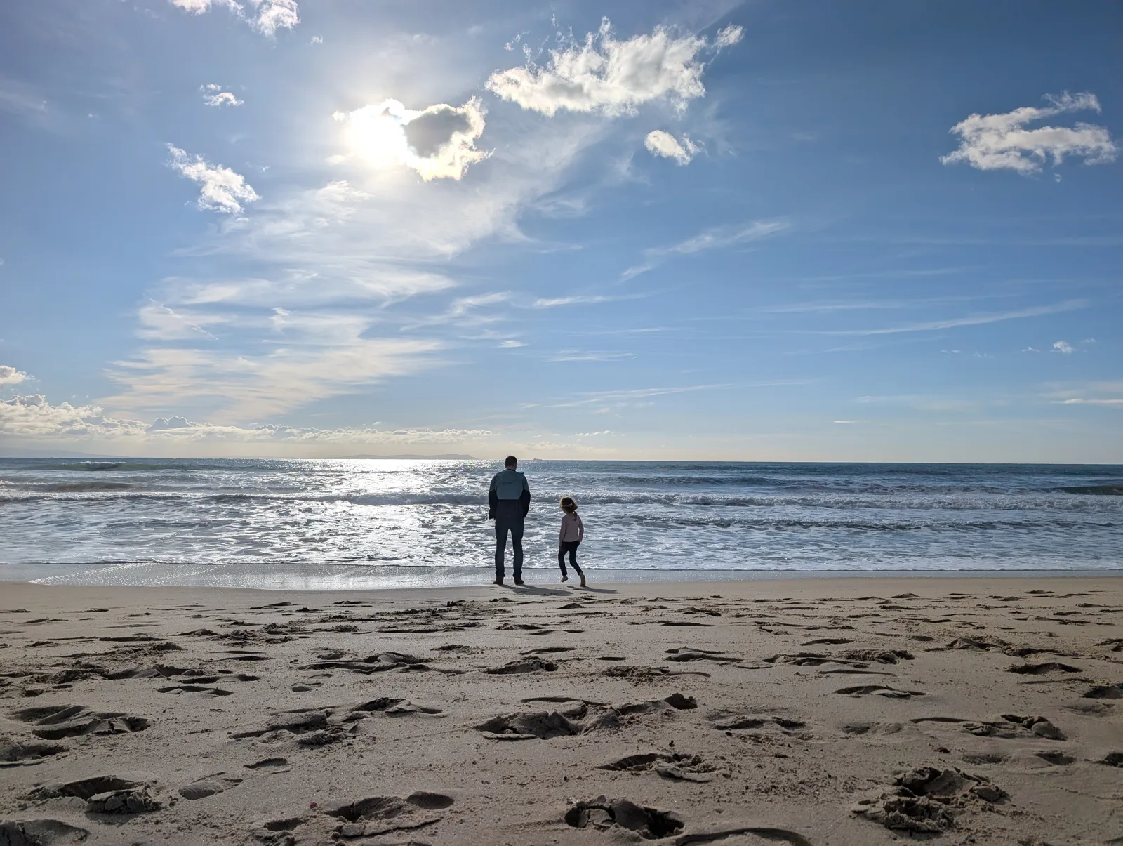 Spaziergang am Strand im Gegenlicht