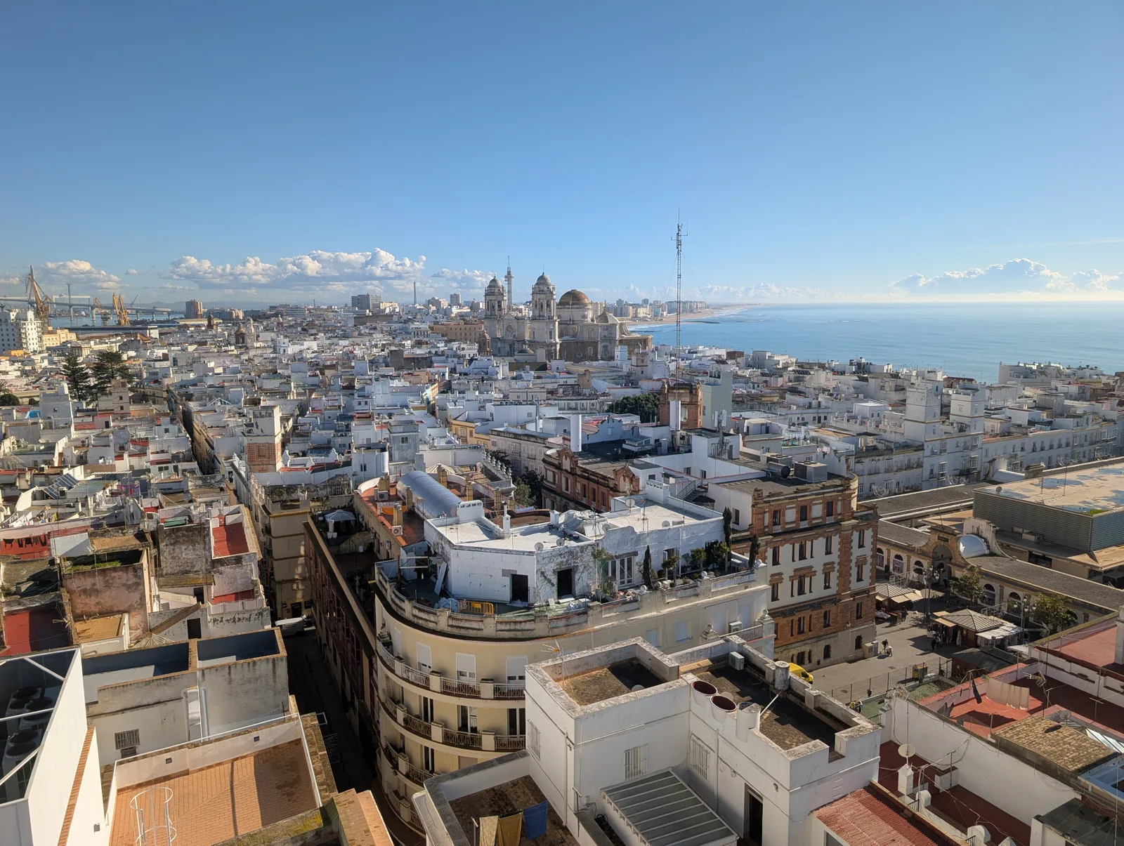 Blick über eine weiße Stadt am Meer